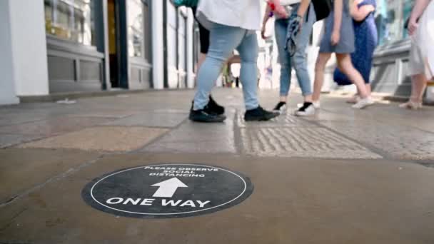 Londres Juin 2021 Des Touristes Hors Vue Passent Panneau Distance — Video