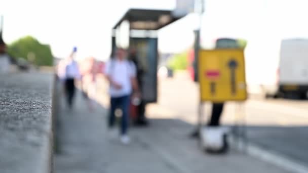 Rozostření Chodci Míjejí Autobusovou Zastávku Waterloo Bridge — Stock video