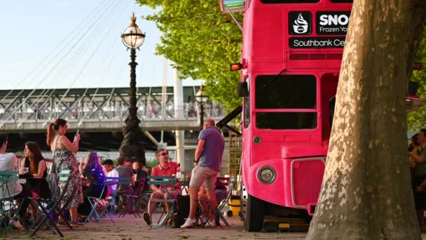 London June 2021 Outdoor Diners Red London Double Decker Bus — Stock Video