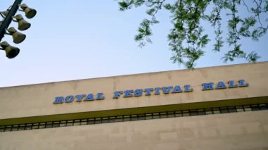 HAZİRAN 01, 2021 Kraliyet Festival Salonu 'nun yan tarafını imzalayın.