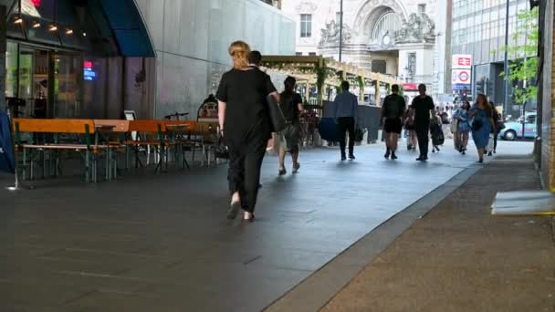 2021年6月1日 人们经过滑铁卢车站铁路桥下的户外餐厅 — 图库视频影像