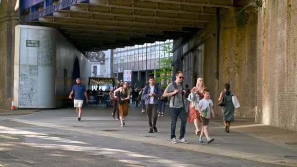 Londýn Června 2021 Lidé Procházející Pod Železničním Mostem Nádraží Waterloo — Stock video