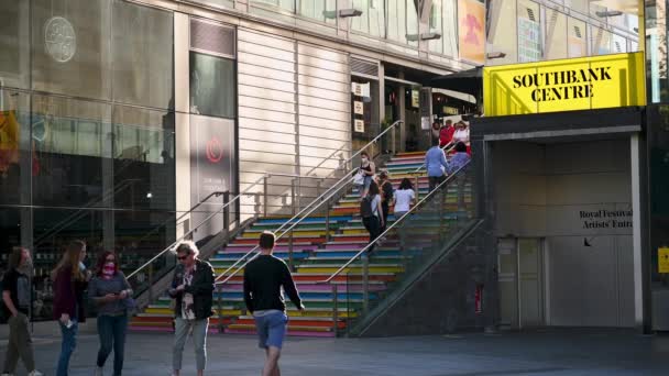 ロンドン 2021年6月1日 ロンドンサウスバンクセンターのカラフルな階段で人々の群衆 — ストック動画