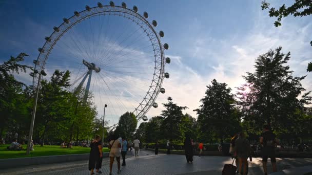 London June 2021 Tourists Jubilee Gardens Front London Eye Summer — Stock Video