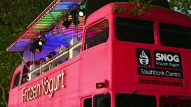 LONDON - HAZİRAN 01, 2021: İnsanlar Southbank 'te dönüşmüş çift katlı otobüsün güvertesinde yemek yiyorlar