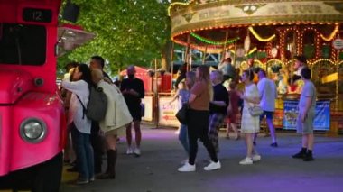 HAZİRAN 01, 2021: İnsanlar Southbank 'te dönüştürülmüş çift katlı otobüste donmuş yoğurt için kuyruğa giriyorlar