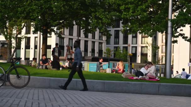 London June 2021 People Sat Grass Jubilee Gardens Summer Evening — Stock Video