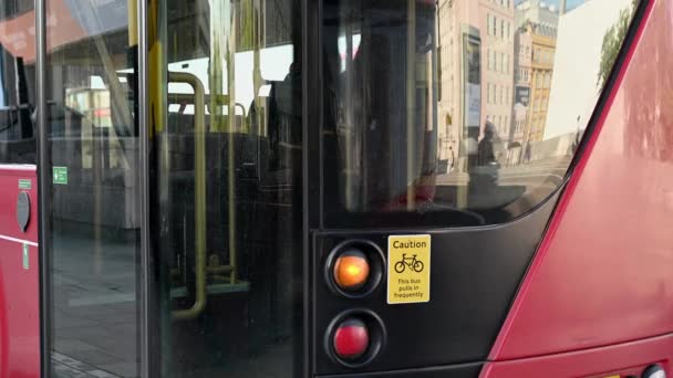 Nahaufnahme Der Rückseite Des Roten Londoner Doppeldeckerbusses Der Einer Bushaltestelle — Stockvideo