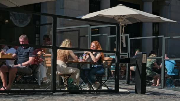 Londres Junio 2021 Comedores Aire Libre Sentados Restaurante Covent Garden — Vídeos de Stock