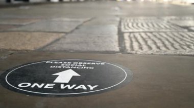 Covent Garden 'da yere sosyal mesafe işareti.