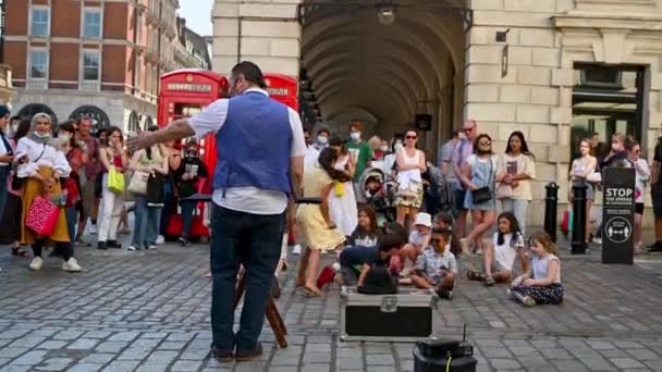 Londres Junio 2021 Artista Callejero Entreteniendo Multitudes Covent Garden — Vídeo de stock