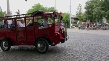 BRATISLAVA, SLOVAKIA - 9 Temmuz 2019: Minyatür tur otobüsü Bratislava 'da turist taşıyor