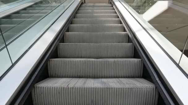 Bratislava Eslováquia Julho 2019 Pov Alcançando Topo Uma Escada Rolante — Vídeo de Stock
