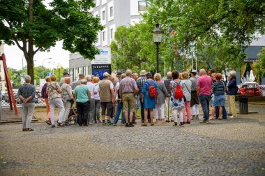 BRATISLAVA, SLOVAKIA - 9 Temmuz 2019: Turistler Bratislava 'da bir tur rehberinin etrafında toplandılar