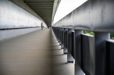 BRATISLAVA, SLOVAKIA - 9 Temmuz 2019: Çoğu SNP köprüsündeki yaya yolu boyunca insanlar arka planda odak dışı