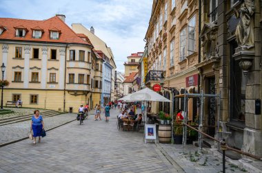 BRATISLAVA, SLOVAKIA - 9 Temmuz 2019: Eczane Kurtarıcısı yakınlarındaki sokakta turistler ve açık hava yemekleri