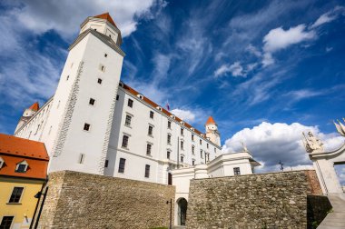 BRATISLAVA, SLOVAKIA - 9 Temmuz 2019: Güneşli bir günde Bratislava Kalesi 'nin ana girişi