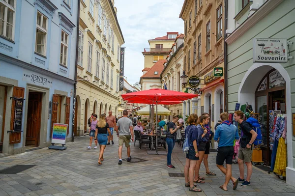 Bratislava Eslovaquia Julio 2019 Turistas Comensales Aire Libre Casco Antiguo — Foto de Stock