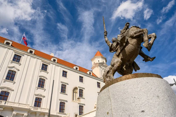 Братислава Словаччина Липня 2019 Кінна Статуя Сватоплака Біля Головного Входу — стокове фото