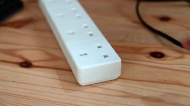 3 pin prizi çoklu soket eklenti bloğuna takılır.