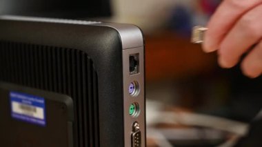 Bir ethernet kablosu bir PC ethernet soketine takılır.