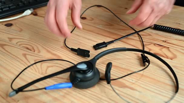 Een Headset Van Een Callcenter Wordt Aangesloten Een Verlengkabel — Stockvideo