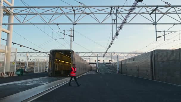 フランス Calais 2019年8月13日 ユーロトンネルシャトルへのフロントガラスの運転を通して見る — ストック動画