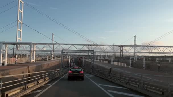 フランス Calais 2019年8月13日 チャネルトンネルへのフロントガラスの運転台からの眺め — ストック動画