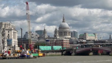 Londra 'nın St Paul' s Katedrali, Blackfriars Köprüsü ve Thames Nehri, Londra, İngiltere de dahil olmak üzere ufuk çizgisinin kapalı görüntüleri.