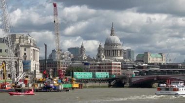 LONDON - 24 AUGust 2018: St Paul Katedrali, Blackfriars Köprüsü ve Thames Nehri, Londra, İngiltere.