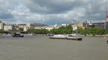 Londra siluetinin görüntüsü, Thames Nehri 'nin Kuzey Kıyısı' nın Gabriel 'in İskelesi' nden nasıl göründüğünü gösteriyor. Dramatik bulutlu gökyüzü. Londra, İngiltere.