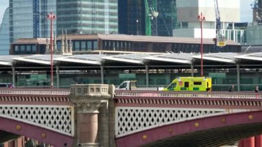 LONDON - 24 Ağustos 2018: Blackfriars Köprüsü boyunca ilerleyen mavi ışıklı acil durum ambulansı, Londra, İngiltere.