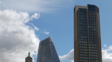 LONDON - 24 AĞUSTOS 2018: Bir Blackfriars, Southbank Kulesi ve OXO Binası 'nın tepesi, Londra, İngiltere' de beyaz bulutlar ve arka planda mavi bir gökyüzü.