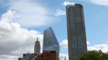 LONDON - 24 AĞUSTOS 2018: Bir Blackfriars, The Southbank Tower ve The OXO Building, Londra, İngiltere.