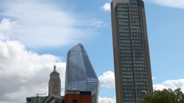 LONDON - 24 AĞUSTOS 2018: Bir Blackfriars, The Southbank Tower ve The OXO Building, Londra, İngiltere 'nin arka planında mavi bir gökyüzü.