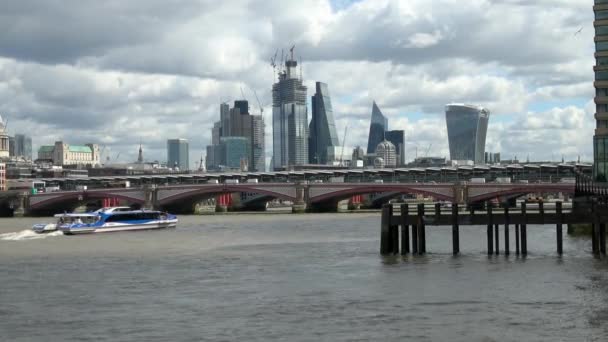 Londra Agosto 2018 Battello Turistico Del Tamigi Che Avvicina Blackfriars — Video Stock