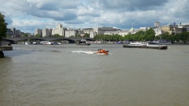 ロンドン 2018年8月24日 Rnli Eクラス海岸の救命艇 ハーリー バリーは ロンドンのテムズ川を背景にロンドン スカイラインを背景に明るく曇り空の日に旅します — ストック動画