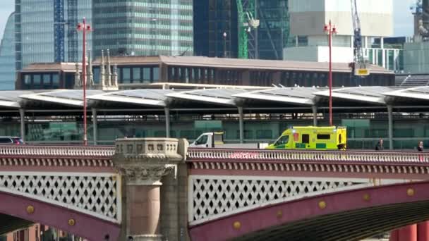 London Серпня 2018 Швидка Допомога Блакитними Ліхтарями Подорожують Блекфрайрському Мосту — стокове відео