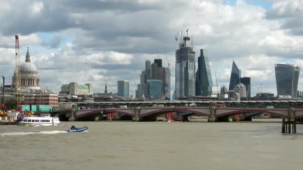 ロンドン 2018年8月24日 背景に劇的な曇り空とロンドン イングランドの金融街のスカイラインとBlackfriars Bridgeのショットを確立する — ストック動画