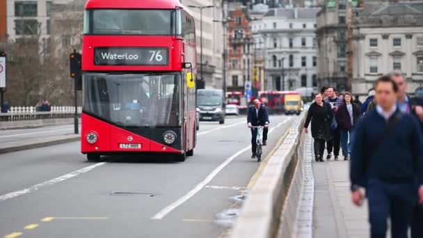 Londres Marzo 2020 Tráfico Ciclista Cruzan Puente Waterloo — Vídeos de Stock