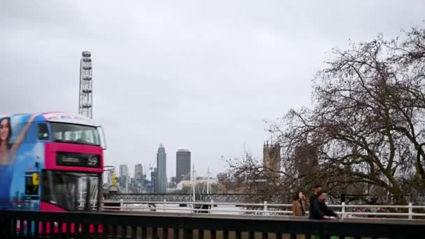 Londres Marzo 2020 Tráfico Waterloo Bridge Con London Eye Houses — Vídeo de stock