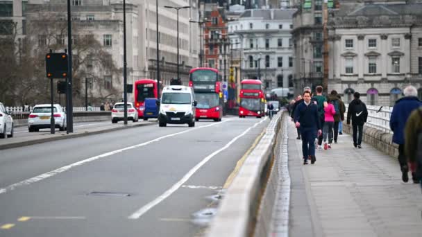 Londen Maart 2020 Rode Londen Dubbeldekker Bussen Voetgangers Steken Waterloo — Stockvideo