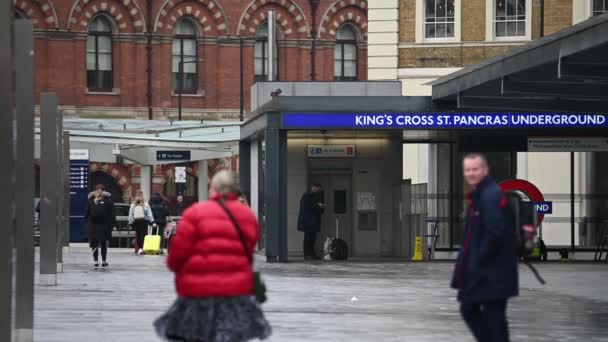 Londen Maart 2020 Forensen Buiten King Cross Pancras Metrostation — Stockvideo
