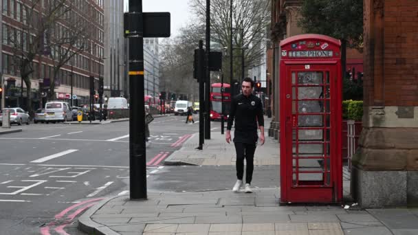 ロンドン 2020年3月19日 人々はユーストン道路に伝統的な赤い電話ボックスを渡します — ストック動画