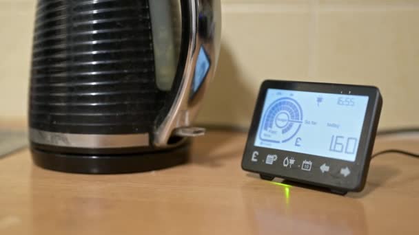 Rotazione Lenta Attorno Uno Smart Meter Accanto Bollitore — Video Stock