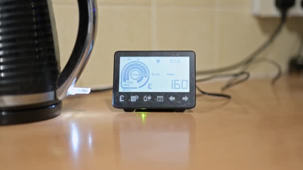 Langsame Rotation Einen Smart Meter Wenn Ein Wasserkocher Eingeschaltet Wird — Stockvideo