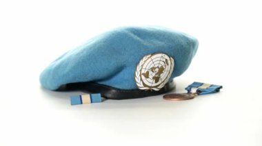 Birleşmiş Milletler Barış Muhafızı 'nın mavi beresi ve yanıp sönen ışık efektiyle madalyalarına doğru yavaşça ilerleyin.