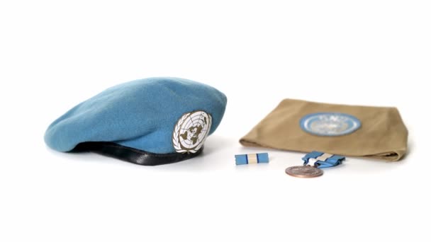 国連平和維持軍のベレー帽 メダルの周りの回転が遅い — ストック動画