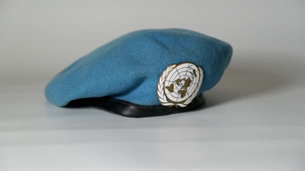 国連平和維持軍の青いベレー帽に向かってゆっくりと押し込む — ストック動画