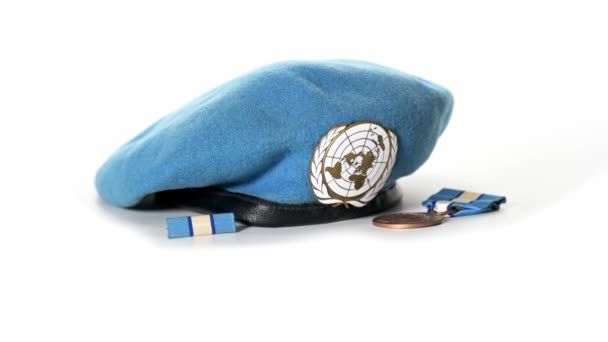 Powoli Zbliżaj Się Niebieskiego Beretu Medali Rozjemcy Narodów Zjednoczonych — Wideo stockowe